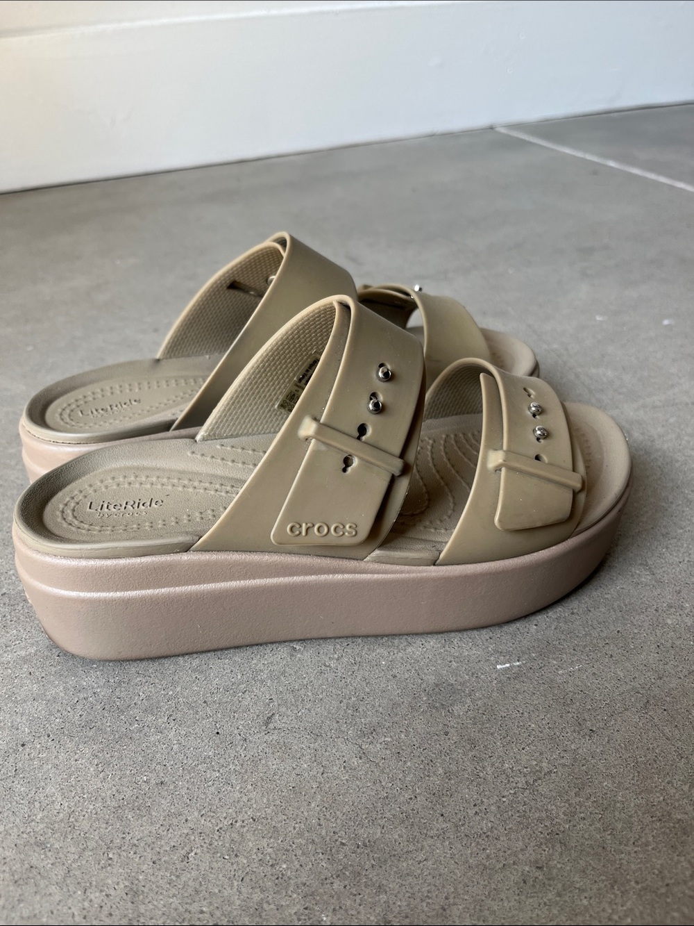 CROCS Women's Brooklyn Buckle Low Wedge SIZE 5